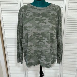 Universal Thread Women’s Size 3X Camo Sweatshirt